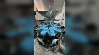 Confezionatrice automatica per buste rotanti preconfezionate per granuli di allume da 300 g